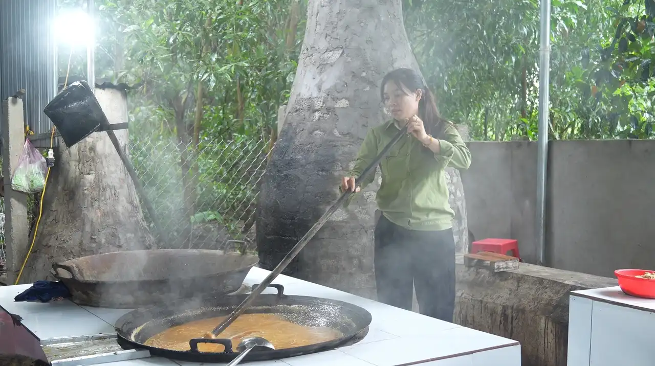 Nấu mật mía thủ công tại Làng Găng (Nghệ An) gắn liền với đời sống của bà con