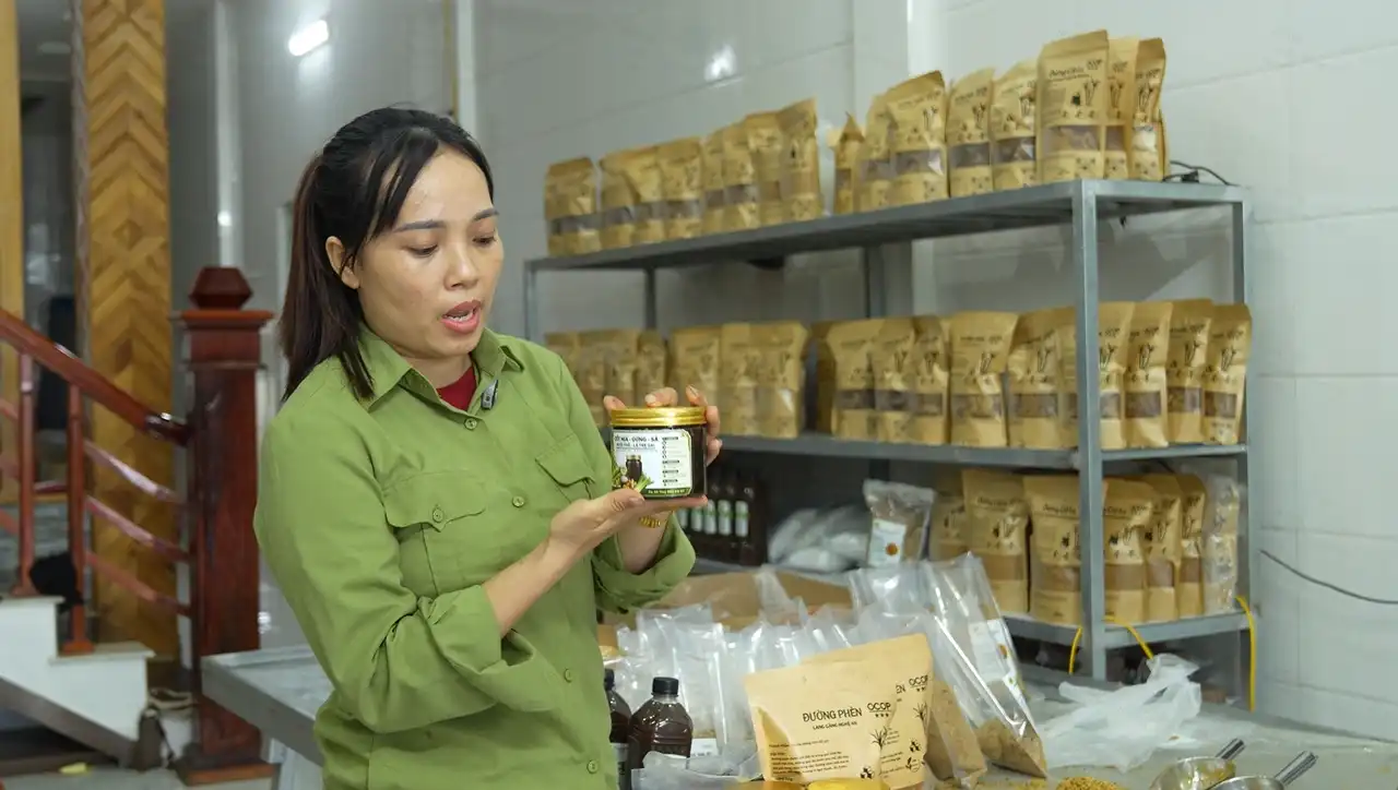 Các hộ sản xuất tại Làng Găng (Nghệ An) chủ động nghiên cứu thêm nhiều dòng sản phẩm mới để đáp ứng thị hiếu người tiêu dùng hiện đại