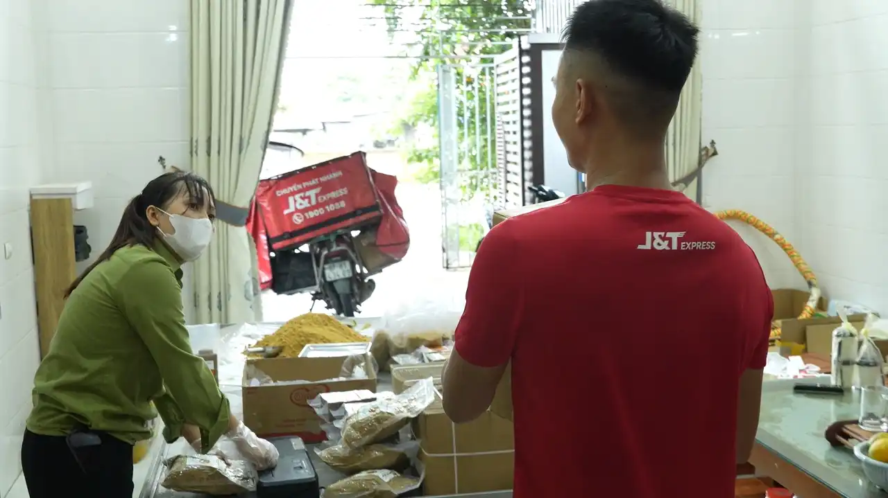 Bưu tá J&T Express lấy hàng tận nơi giúp các hộ sản xuất chủ động tiến độ giao hàng