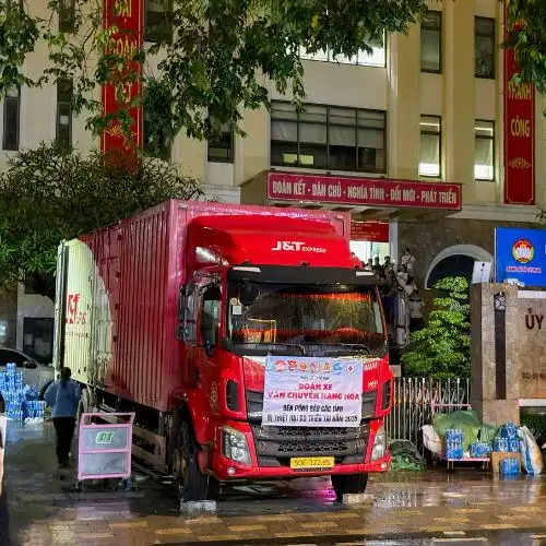 Xuyên đêm lên hàng - Mong bà con vùng lũ thêm vững vàng